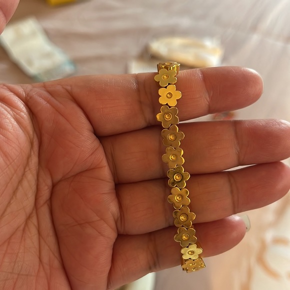 THE BLOOM JEWELRY CA Flower Bracelet 001 IN GOLD - Picture 3 of 3